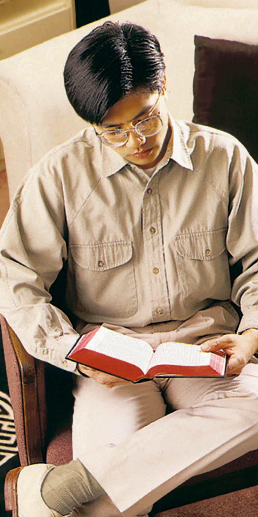 Một người đàn ông đọc Kinh Thánh