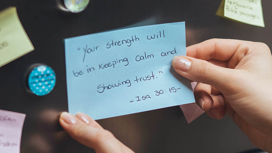 Chị ghi câu Ê-⁠sai 30:15 ra giấy và dán lên tủ lạnh.