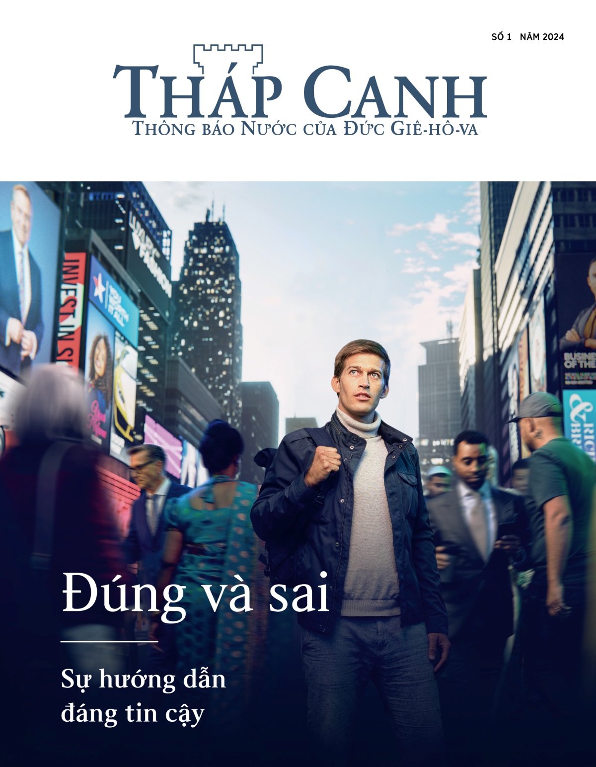 Một anh trẻ đứng tại một đường phố tấp nập. Những người có quốc tịch và gốc gác khác nhau đi ngang qua anh. Anh đang nhìn lên như thể đang tìm đường.