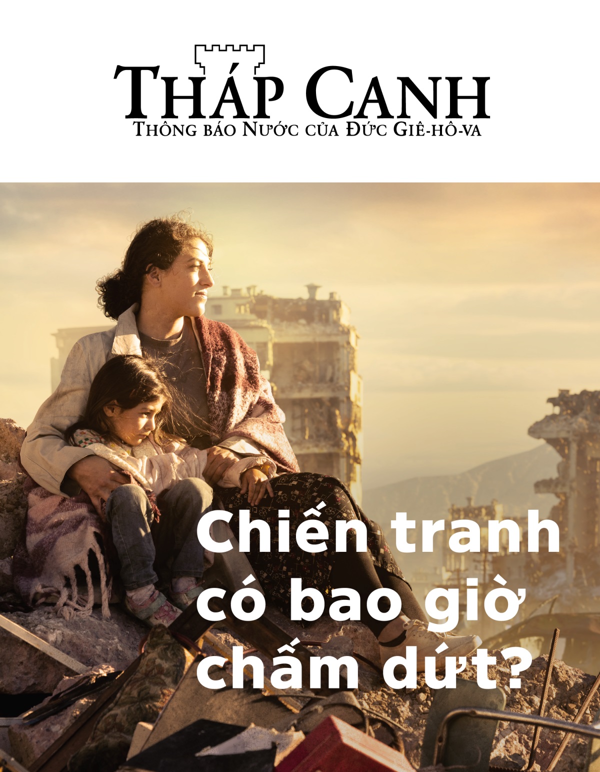 Một phụ nữ vòng tay qua vai con gái nhỏ của mình khi họ đang ngồi trên đống đổ nát ở một thành phố bị chiến tranh tàn phá. Xung quanh họ là các tòa nhà đã bị phá hủy.