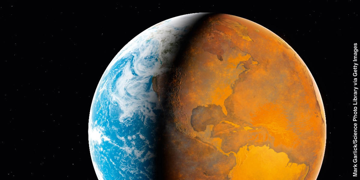 Planet Bumi yang dilihat dari angkasa lepas. Separuh daripada bumi nampak elok dan separuh lagi terbakar dan dimusnahkan.