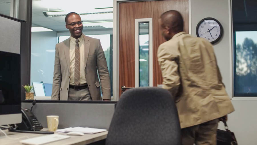 Mbali ja fidiyo jakuti “Atendeje Yosope Ni Umi Wawo Wosope Mpela Kuti Akumtendela Yehofa.” Jason ni Thomas akutyoka kumasengo ndaŵi jambone kuti ajawule ku misongano.