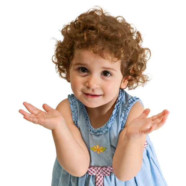 Ọmọbìnrin kékeré kan gbé ojú sókè, ó ń béèrè ìbéèrè