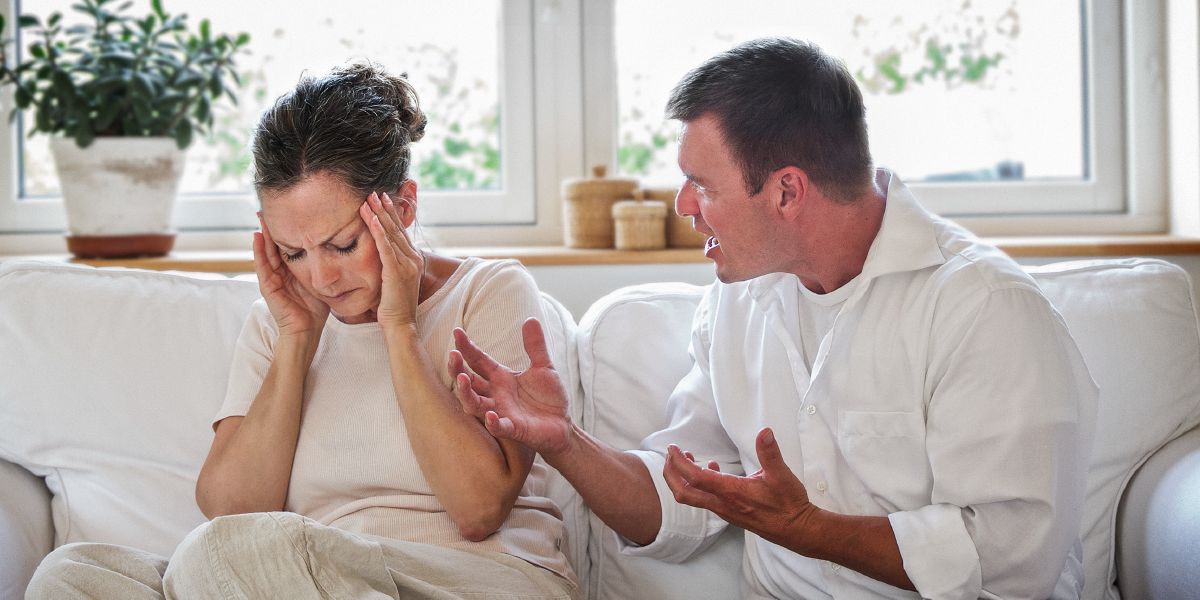 Ọkùnrin kan ń bá obìnrin kan jiyàn