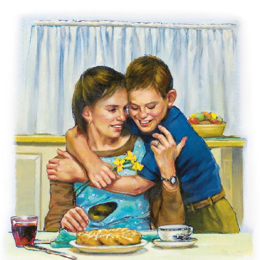 Ọmọkùnrin kan gbá ìyá rẹ̀ mọ́ra, ó sì fún un ní òdòdó