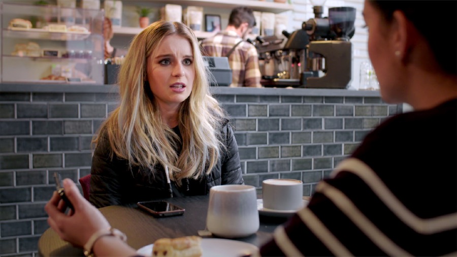 Àwòrán látinú fídíò ‘Jẹ́ Kí Iṣẹ́ Sísọni Di Ọmọ Ẹ̀yìn Máa Fún Ẹ Láyọ̀​—Túbọ̀ Já Fáfá​—Máa Fi Àpèjúwe Ṣàlàyé Kókó Pàtàkì.’ Jade ń béèrè ìbéèrè lọ́wọ́ Neeta.