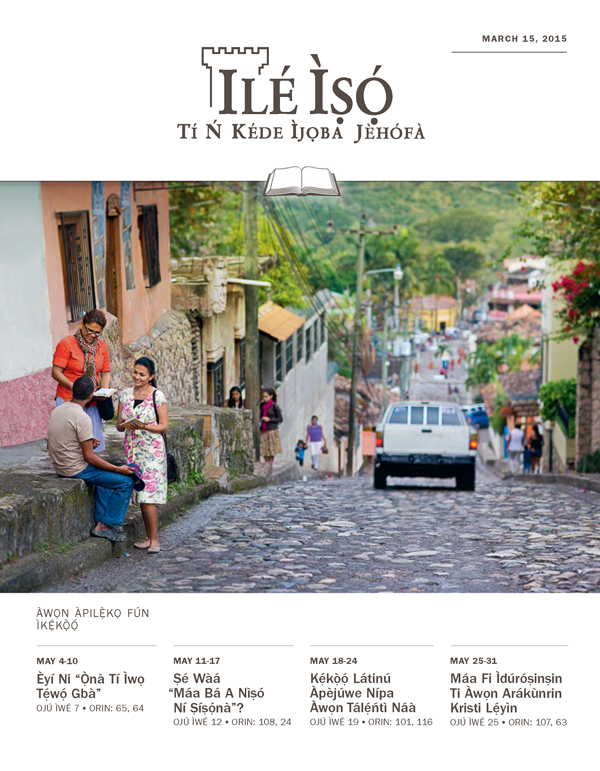 Àwọn Ẹlẹ́rìí Jèhófà ń wàásù ìhìn rere fún ọkùnrin kan ní òpópónà kan nílùú Copán, lórílẹ̀-èdè Honduras