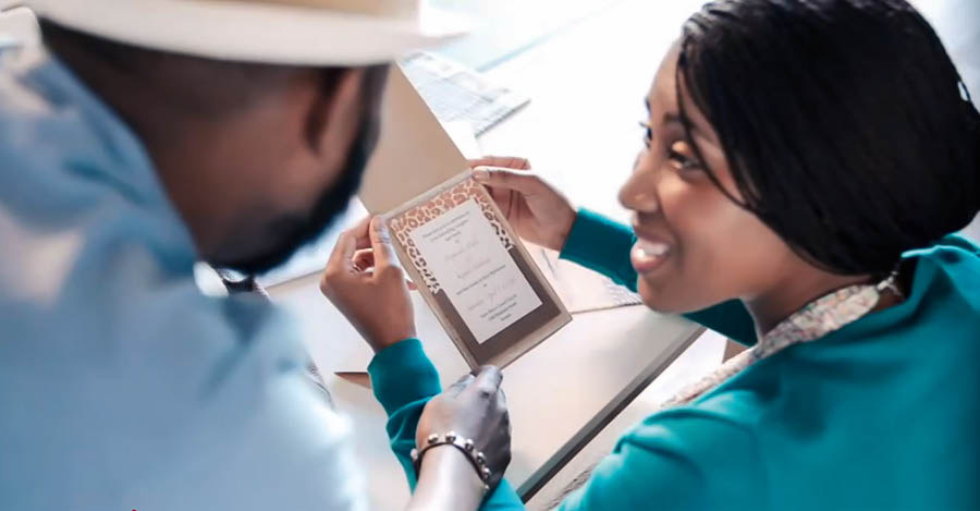 Isiqephu sevidiyo ethi “Yiba Nonembeza Omuhle.” U-Emma nomyeni wakhe babuka isimemo somshado.