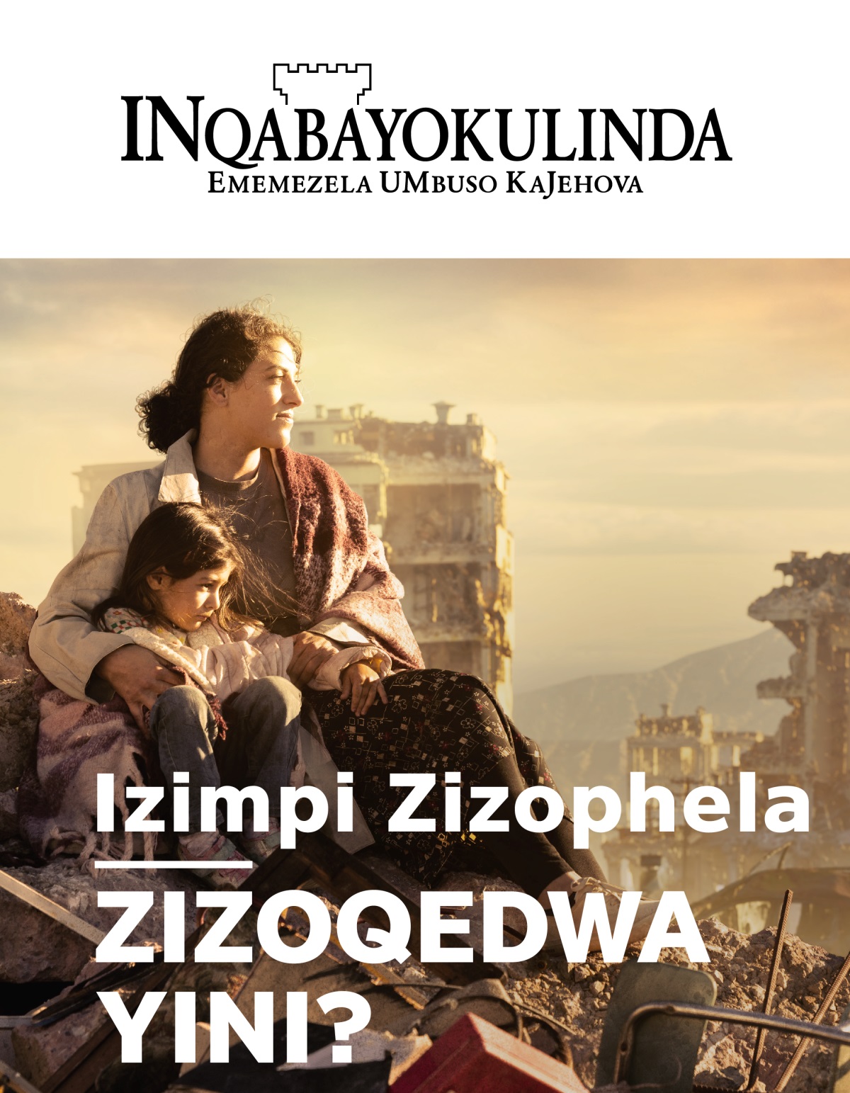 Owesifazane ugaxe indodakazi yakhe esencane njengoba behleli phezu kwemfucuza ebangelwe yimpi. Bazungezwe izakhiwo ezicekelwe phansi.