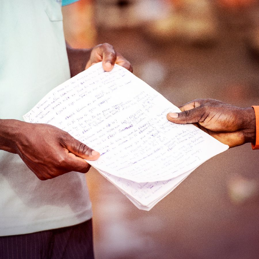 U-Enoch unikeza uSamuel incwadi ayihumushele olimini lwesiKusaal