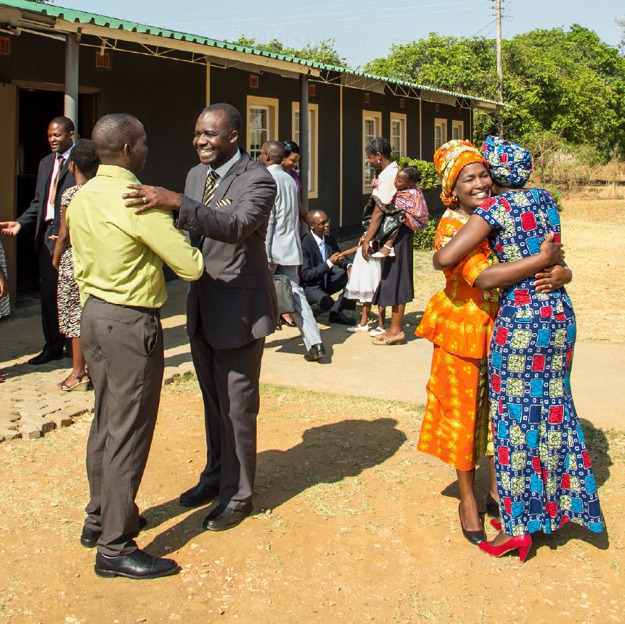 Ababengamalungu aseBethel yaseZambia bamukelwa ngenjabulo yibandla asebezokhonza kulo